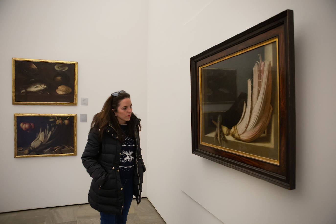 Visitante observando el bodegón en la sala cuatro del Museo.