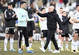 El entrenador del Burgos, Julián Calero, felicita a sus futbolistas tras el partido.