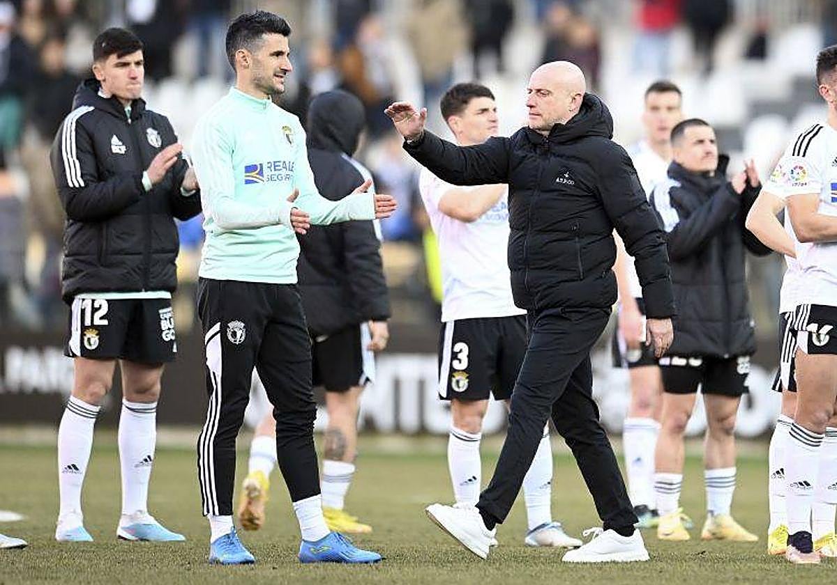 El entrenador del Burgos, Julián Calero, felicita a sus futbolistas tras el partido.