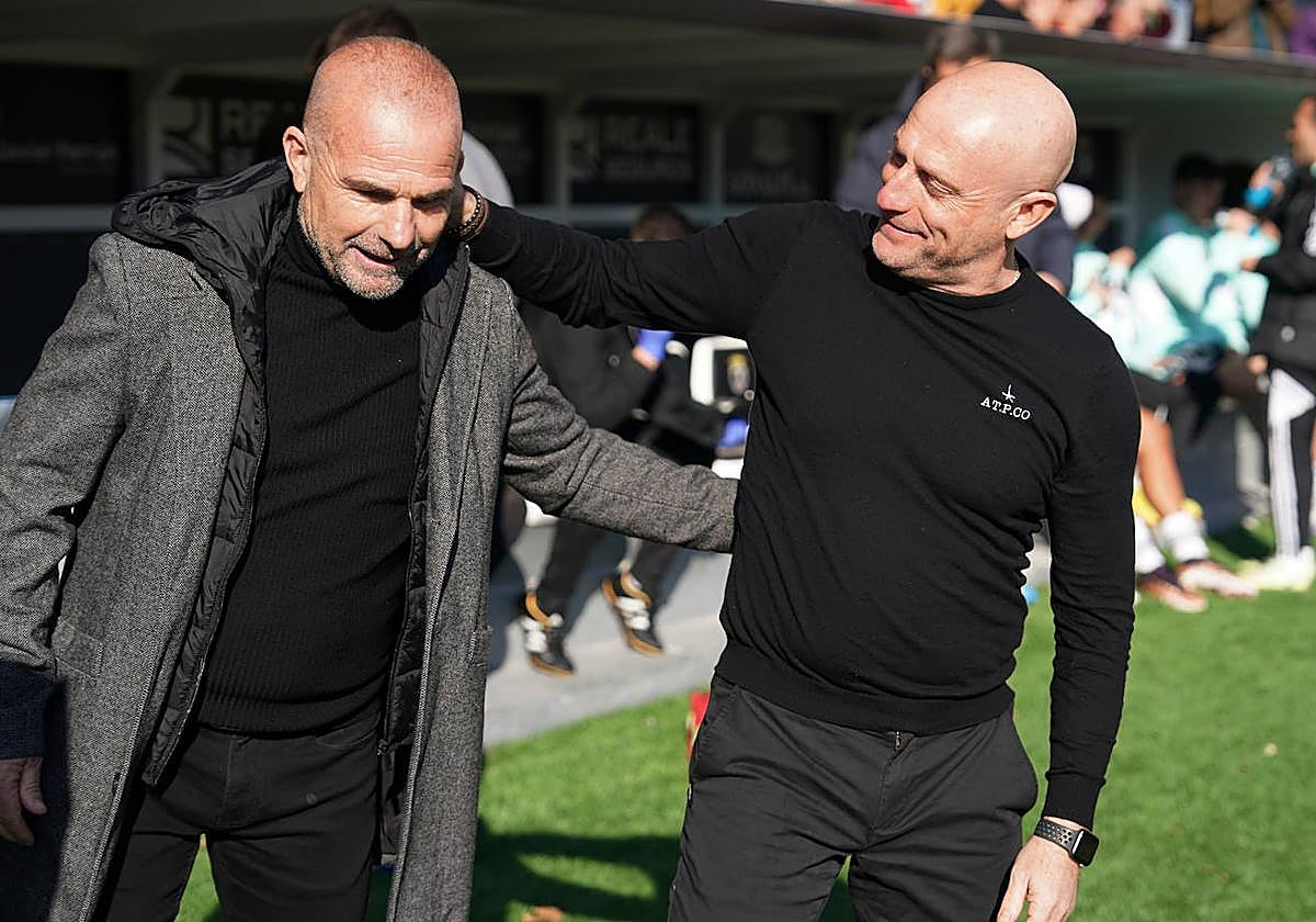 Paco López y Julián Calero se saludan antes del inicio del partido.