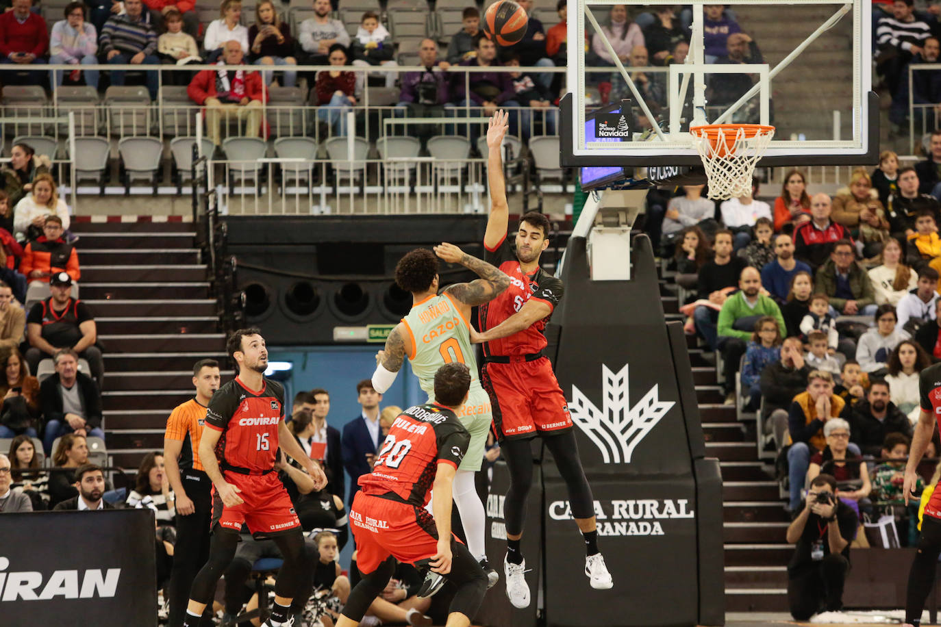 Jacobo Díaz puntea un lanzamiento de Markus Howard en el partido de ida.