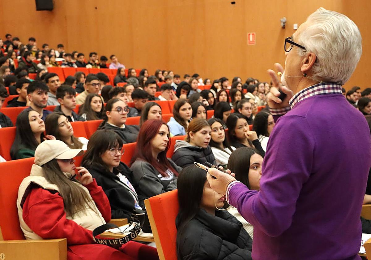 El director de Acceso y Relaciones con la Enseñanza Secundaria, Miguel Gámez, con alumnos en el Campus.