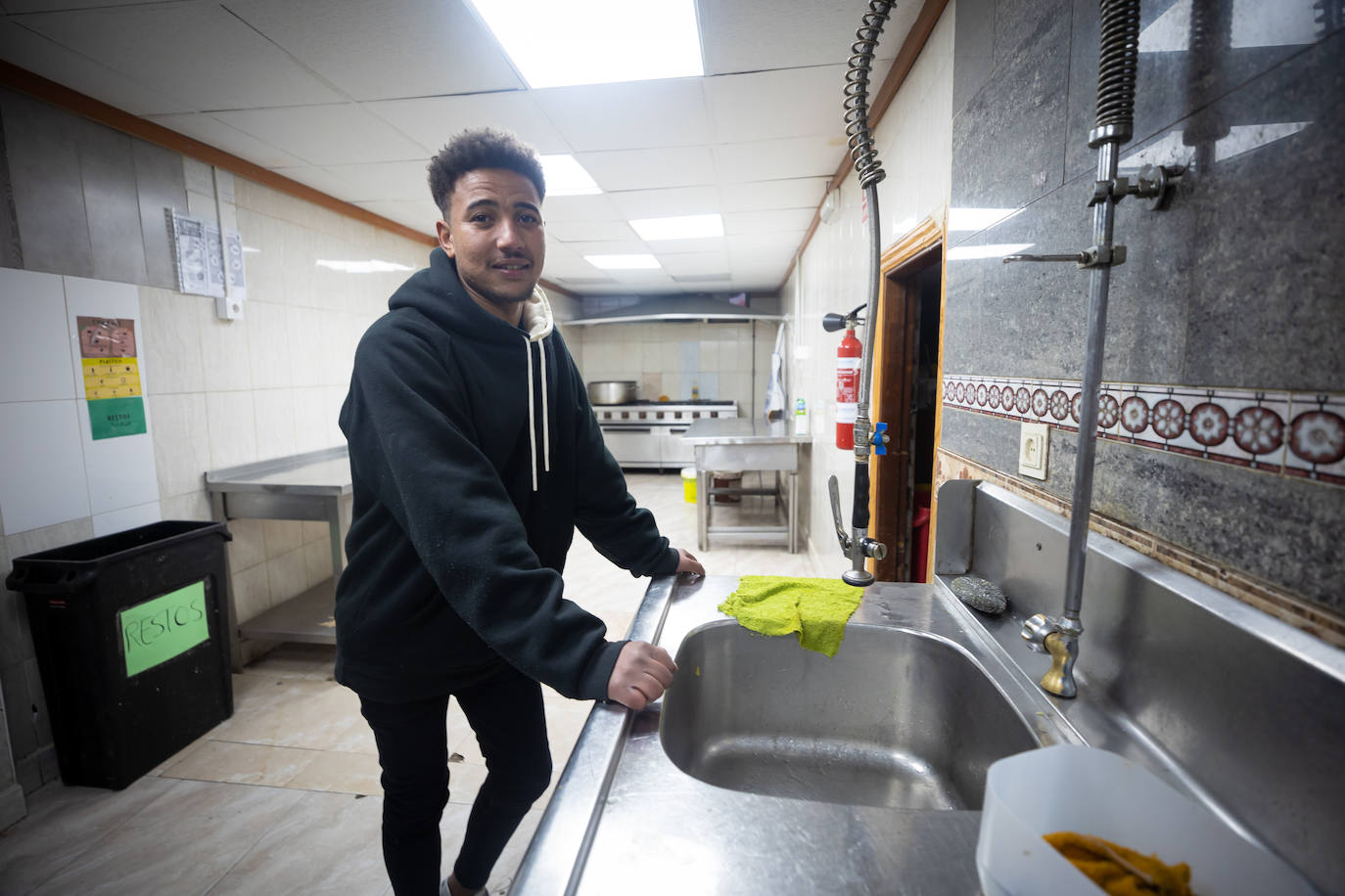 Imagen secundaria 1 - Idris, en la peluquería, y Anas, en la cocina de la Fundación Escuela Solidaridad. 