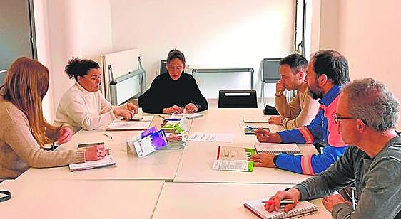 Mercedes Linares González, concejala de Salud y familias de Alcalá la Real; Cristina Mata, psiquiatra del Hospital Universitario de Jaén; Rafael Pascual, psicólogo clínico del Hospital Universitario de Jaén; Rafael Fiñana, director UGC Alcalá; Manuel García, coordinador enfermería de Alcalá la Real, y María José Aguilera, técnica municipal.