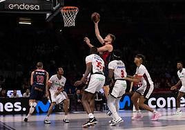 Maik Kotsar anota a placer ante la defensa del Covirán.