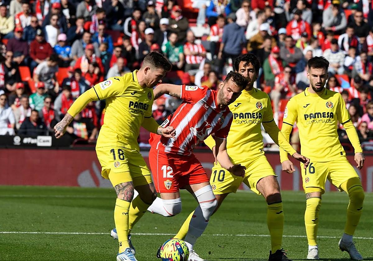 Alberto Moreno y Leo Baptistao pugnan en una jugada.