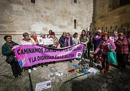 Grupo de mujeres protesta ante la Catedral para exigir «igualdad» en la Iglesia.