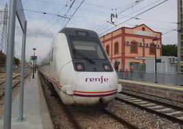 Tren de Renfe en la estación de Huércal de Almería.