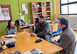 Momento de la reunión del delegado de Educación con la dirección del IES'Cerro Milano' de Alhama.