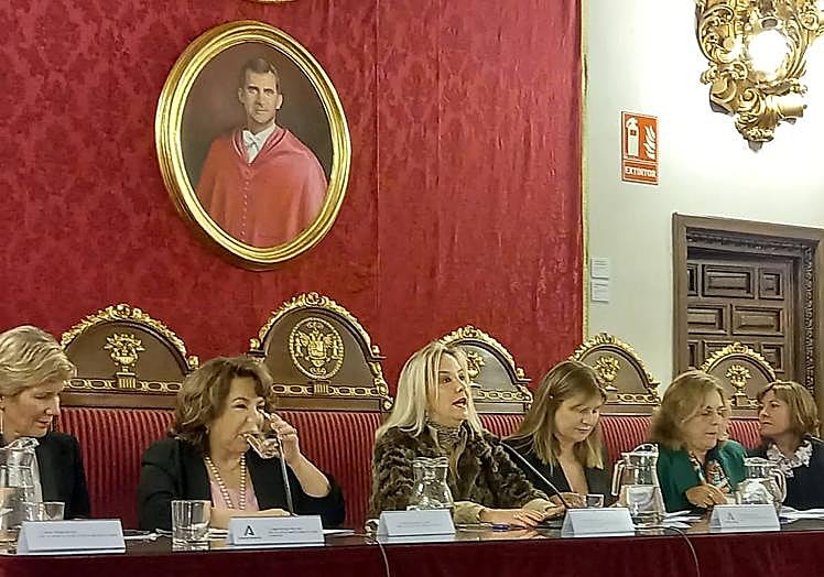 La fiscal superior (centro), durante su intervención en las jornadas de Justicia.