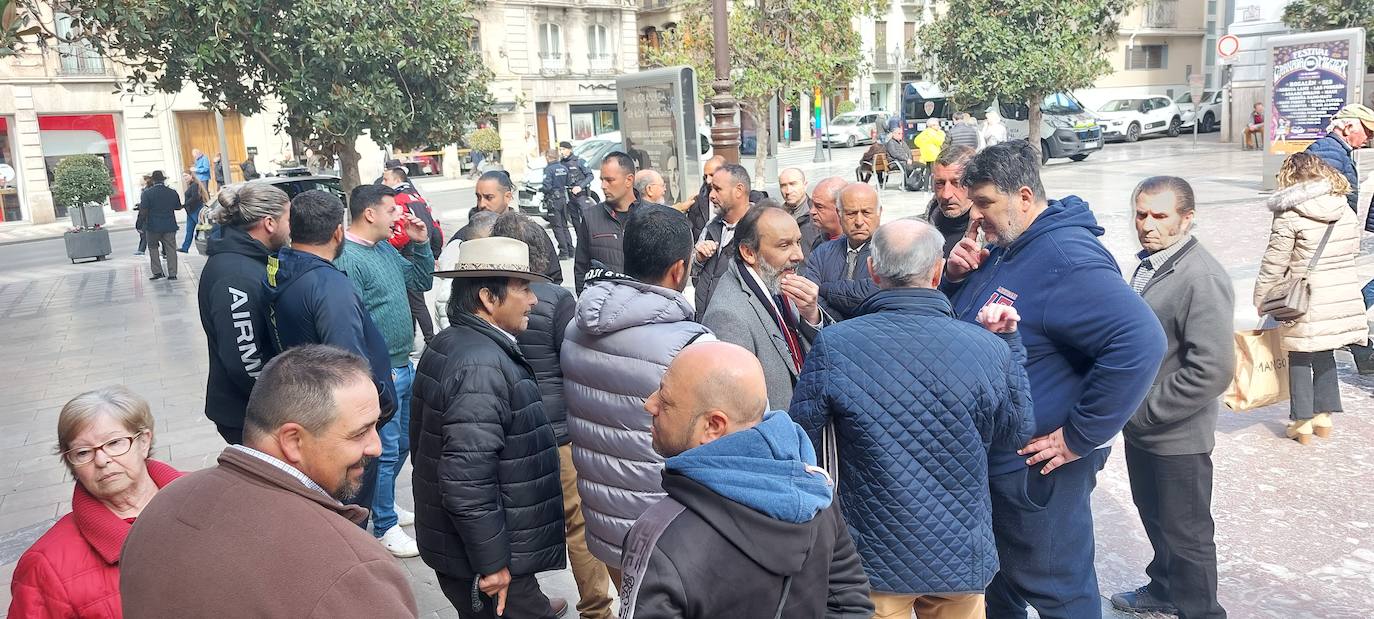 Los vendedores ambulantes estuvieron este lunes en la plaza del Carmen visibilizando su enfado.