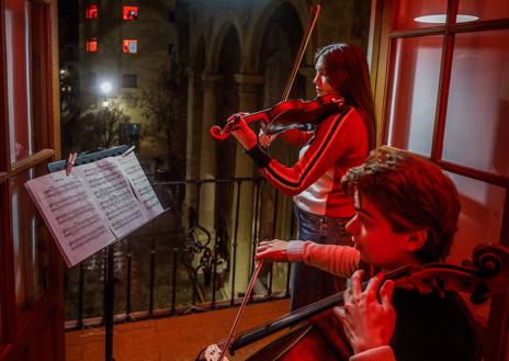 Imagen secundaria 1 - Los versos y la música se mezclaron de balcón a balcón.