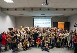 Foto de familia de los nacidos durante el año 2022 con sus familias.