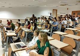Aula del grado de Medicina en Jaén, con mayoría de mujeres, en el primer día del curso.