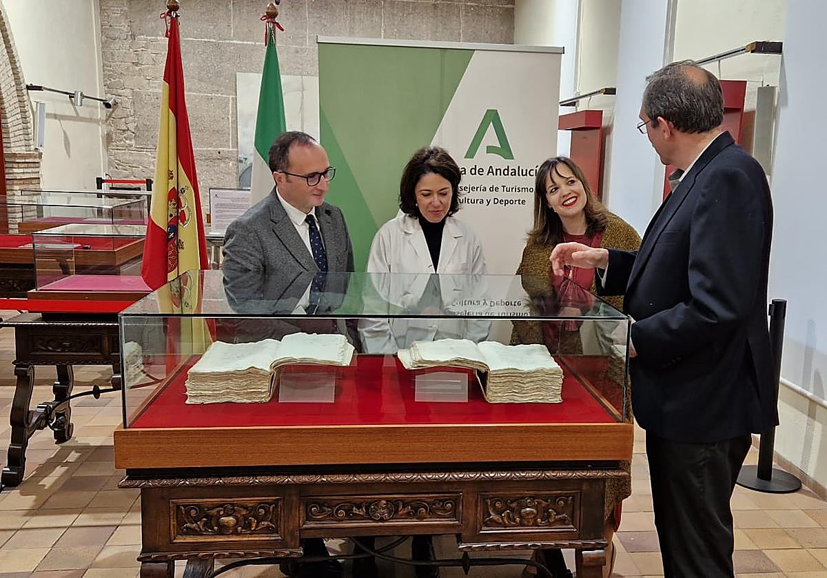 El delegado de Turismo, Cultura y Deporte, José Ayala, visita la muestra en el Archivo Histórico.