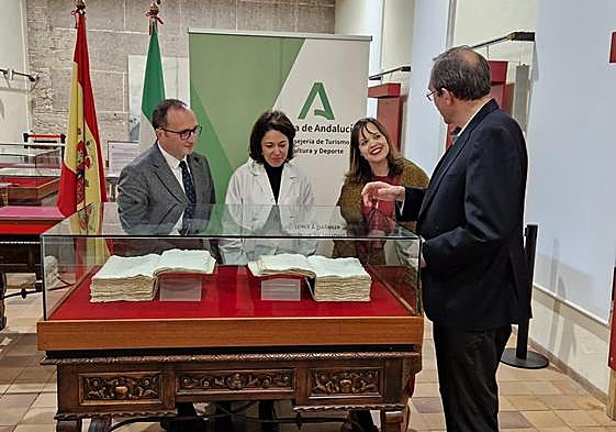 El delegado de Turismo, Cultura y Deporte, José Ayala, visita la muestra en el Archivo Histórico.