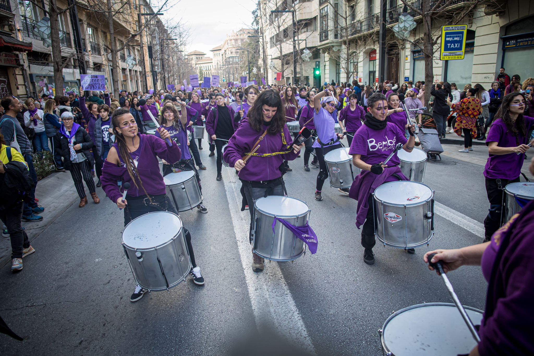 La marea morada se planta en las calles de Granada