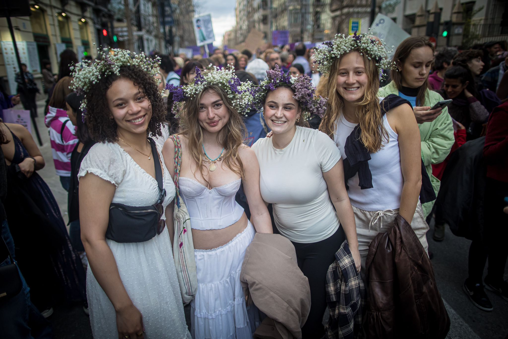 La marea morada se planta en las calles de Granada