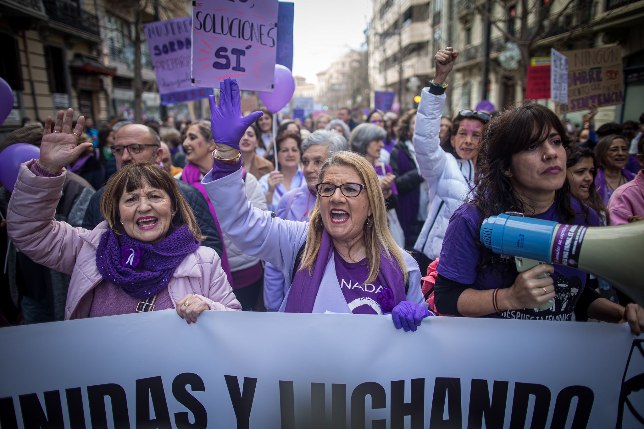 La marea morada se planta en las calles de Granada
