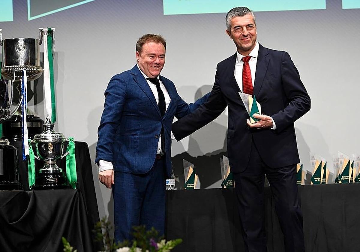 Antonio Rodríguez recibió el galardón de manos de Salvador Rodríguez Moya.