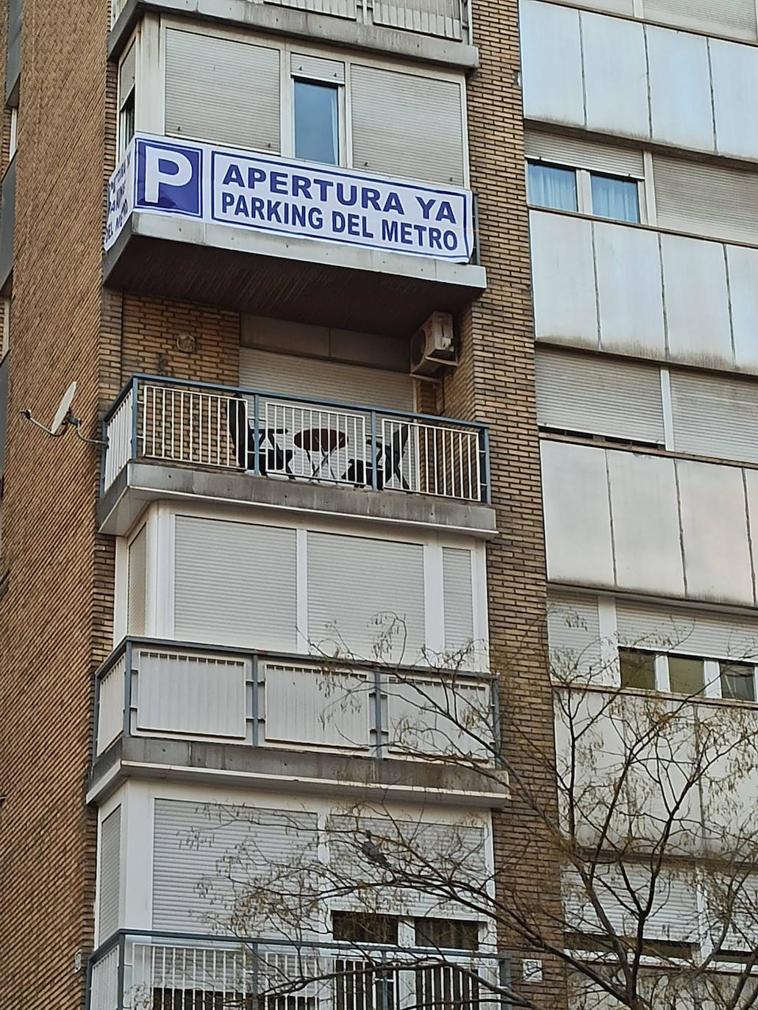 Imagen - Pancarta que ha colocado un vecino del Camino de Ronda en su balcón.