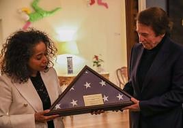 Entrega del reconociento al artista linarense.