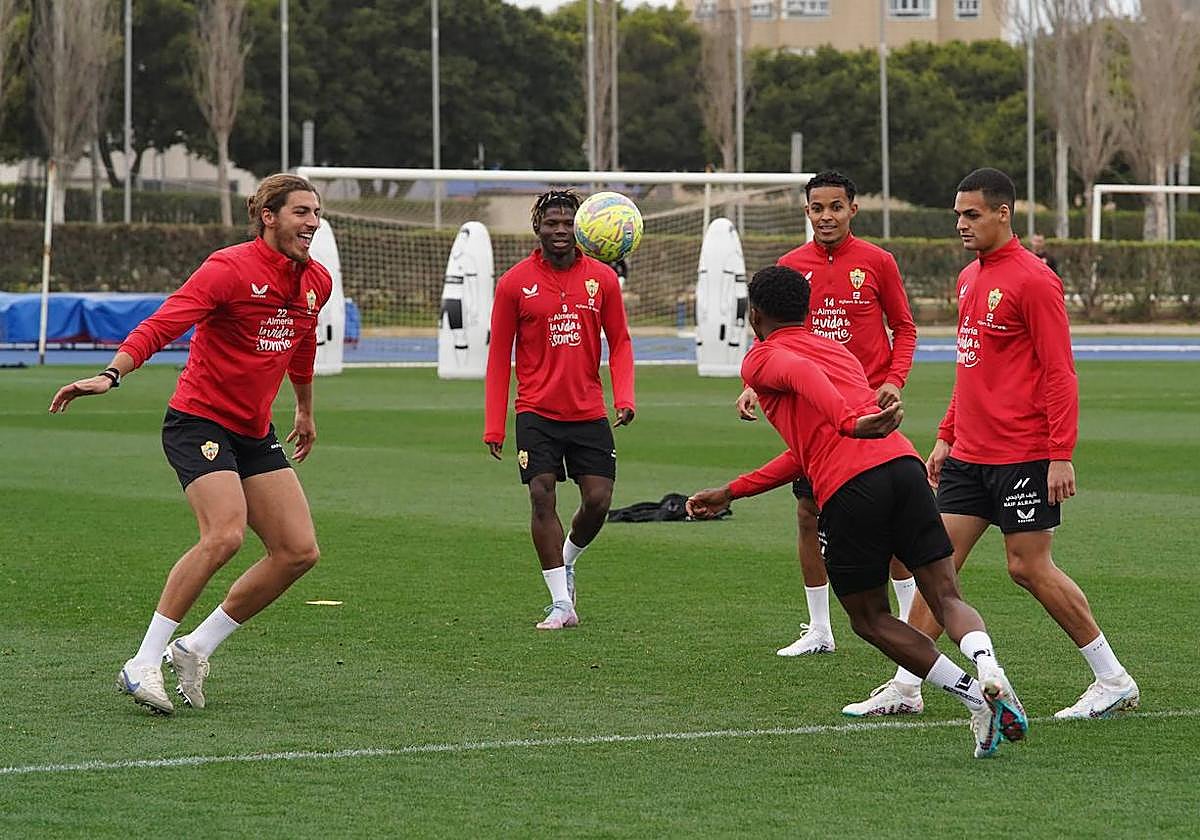 Babic (izquierda) sonríe en un ejercicio ante Ramazani, mientras El Bilal Touré, Lázaro Vinicius y Kaiky Fernandes observan.