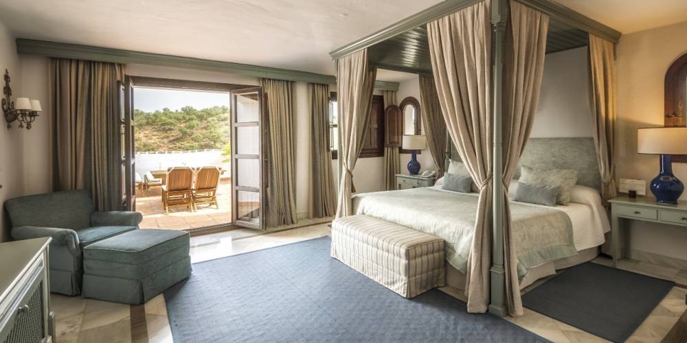 Imagen secundaria 1 - Distintas habitaciones y comedor exterior del hotel La Bobadilla.