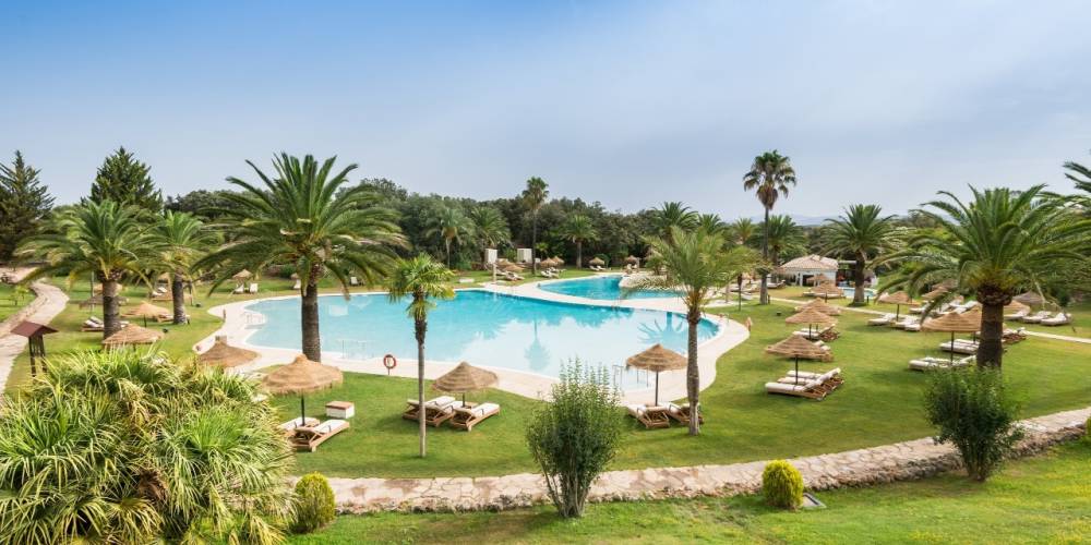 La piscina principal del hotel La Bobadilla, en Loja.