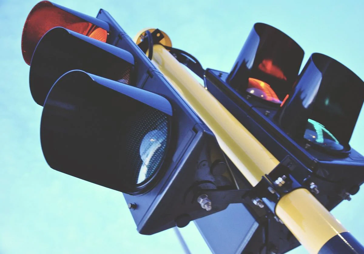 infinito Fiel Buscar a tientas Tráfico: Aviso de la DGT por las multas de las cámaras de los semáforos en  ámbar | Ideal