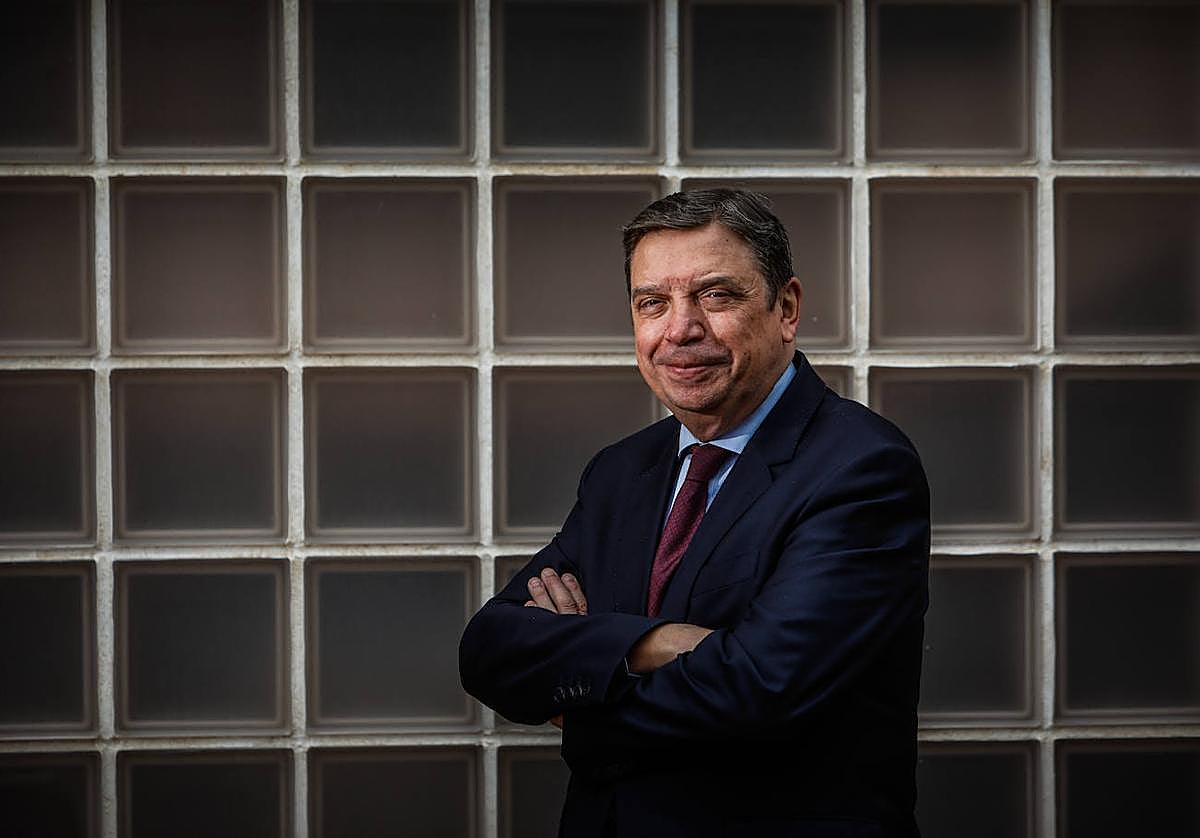 El ministro de Agricultura, Pesca y Alimentación, en la sede de IDEAL.