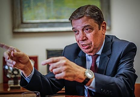 Imagen secundaria 1 - El ministro en distintos momentos de su visita a la sede del periódico, acompañado por el director de IDEAL Eduardo Peralta. 