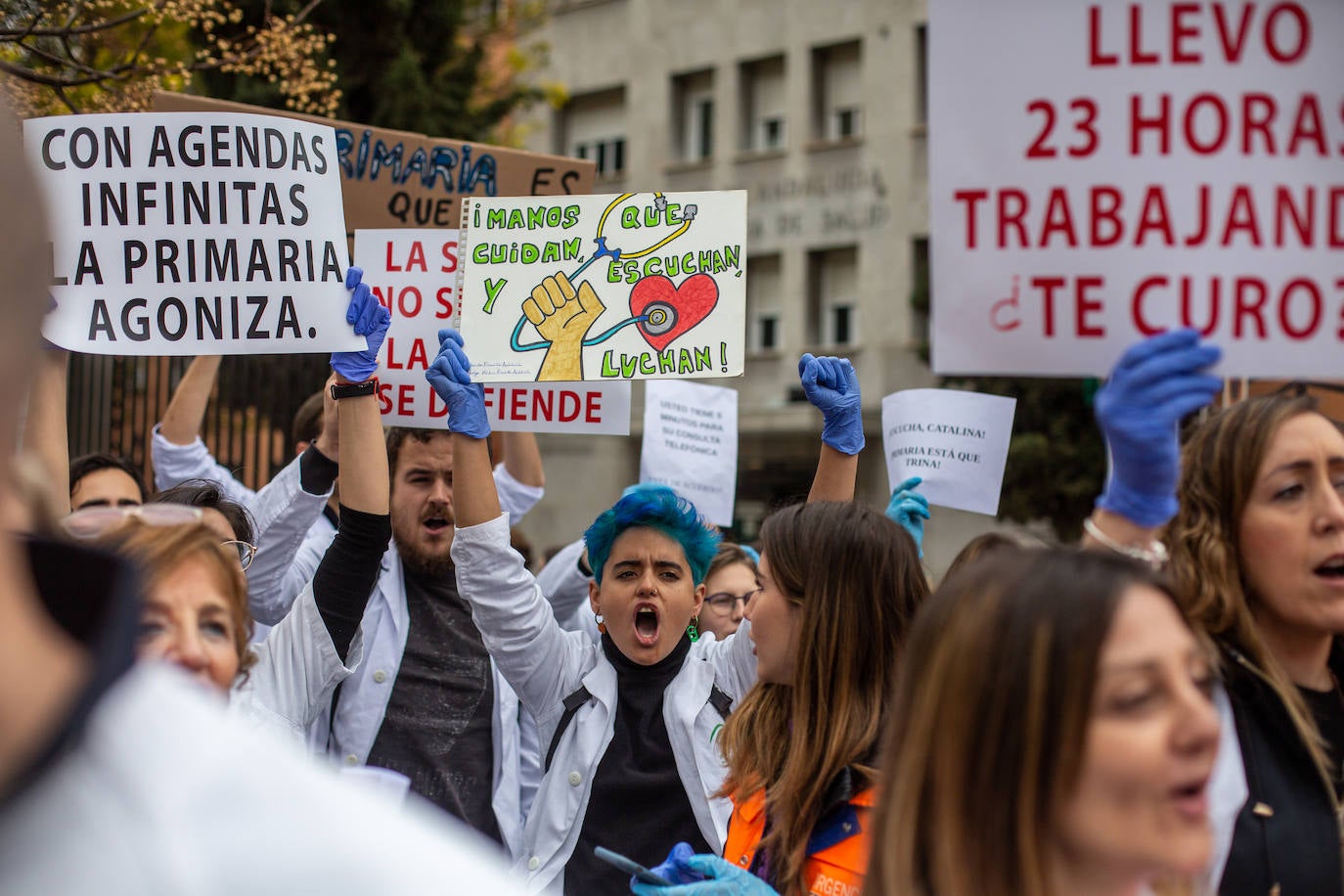 Protesta el pasado mes de febrero ante la Delegación de Salud en Granada.