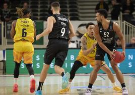 Slaughter se emplea en defensa en el partido contra el Trento mientras Albicy impide el avance de Spagnolo.