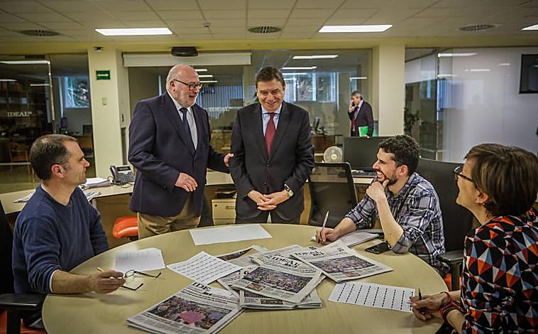 Imagen principal - El ministro en distintos momentos de su visita a la sede del periódico, acompañado por el director de IDEAL Eduardo Peralta. 