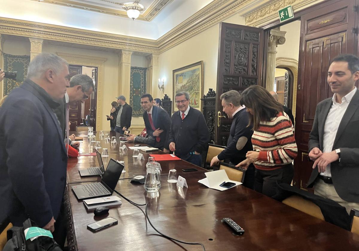 Mesa del aeropuerto que se ha celebrado en la Subdelegación del Gobierno.