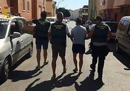 Momento de la detención de uno de los acusados en la operación 'Terciaria' de la Guardia Civil.