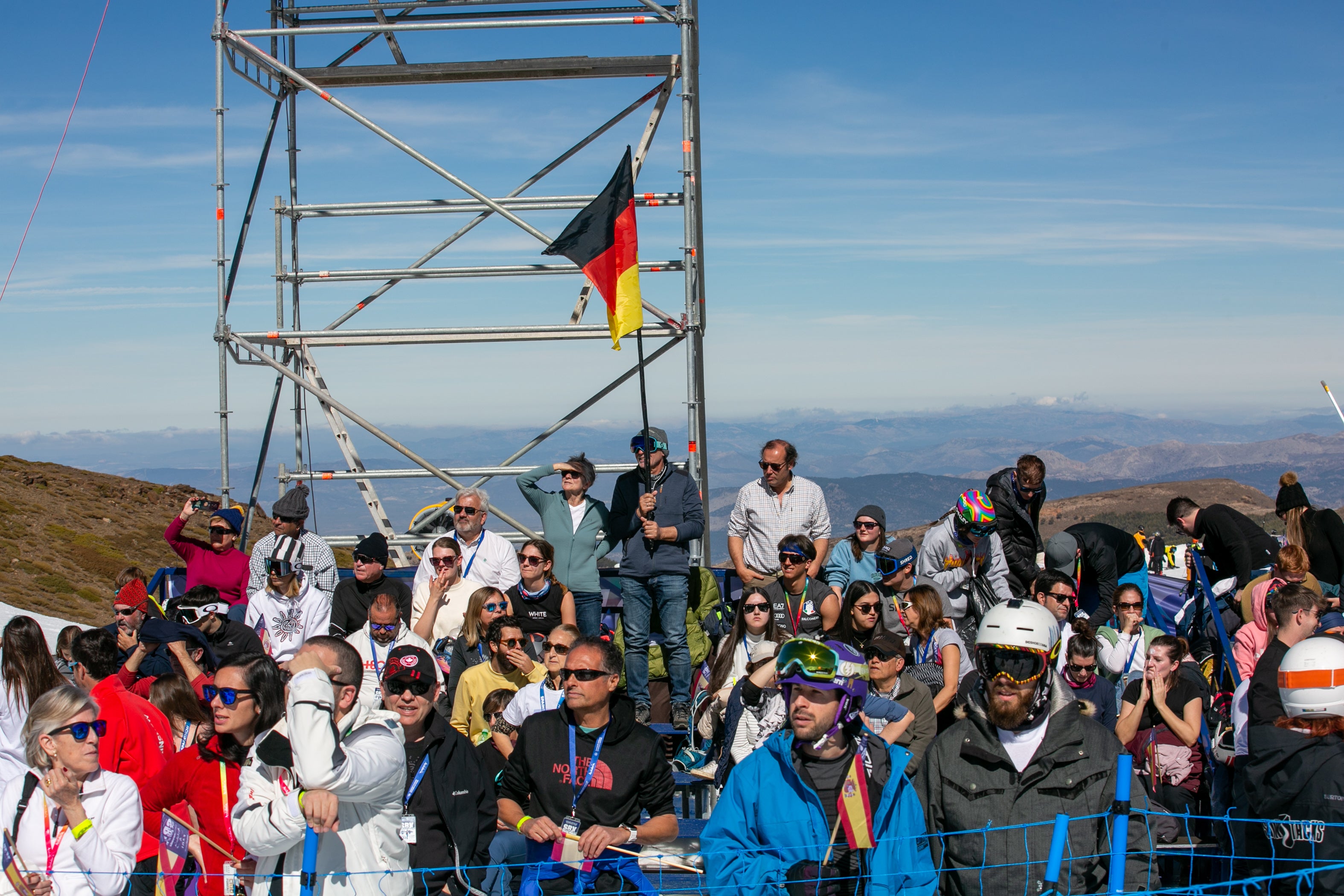 Ambientazo en Sierra Nevada en la fiesta del snowboard