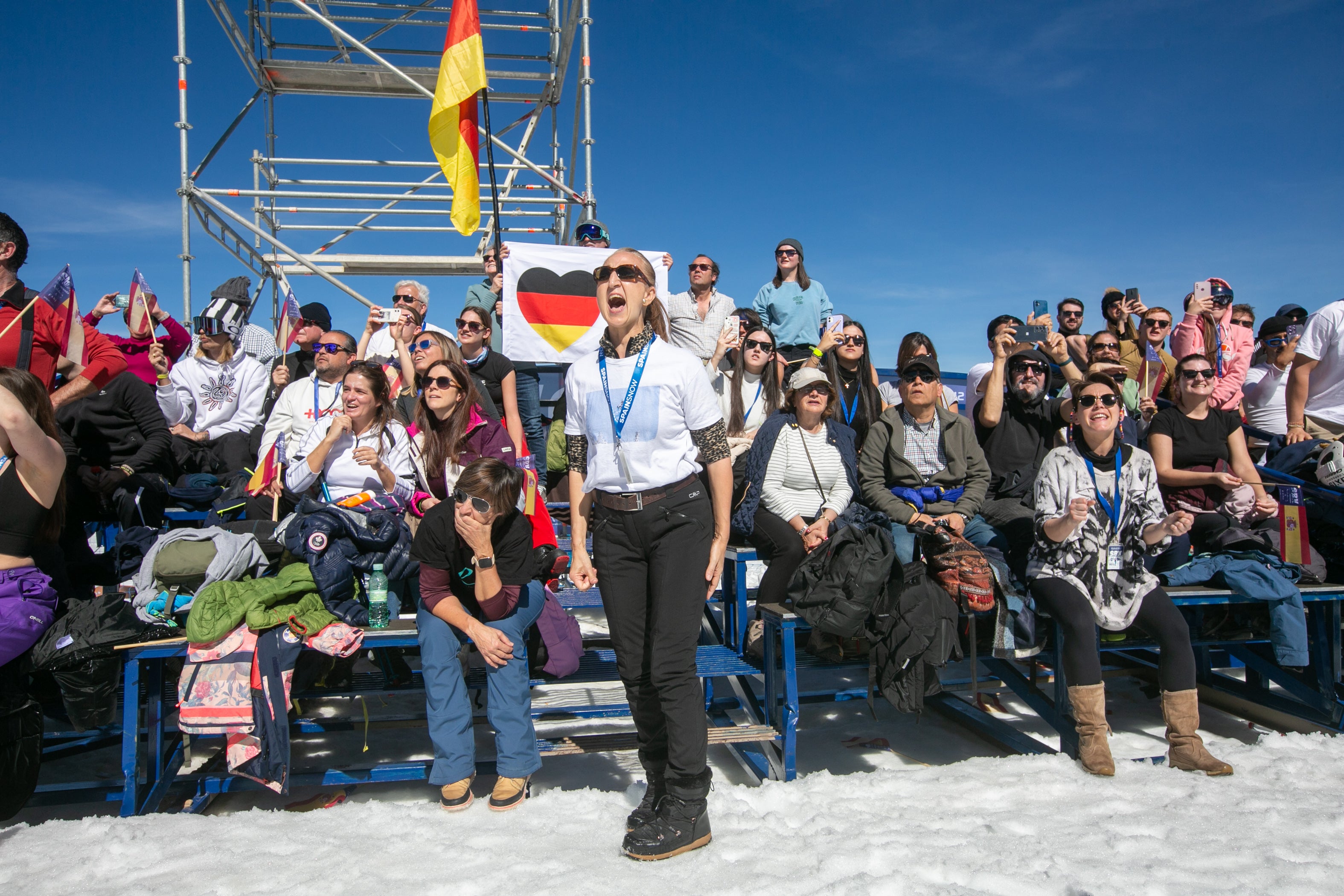 Ambientazo en Sierra Nevada en la fiesta del snowboard