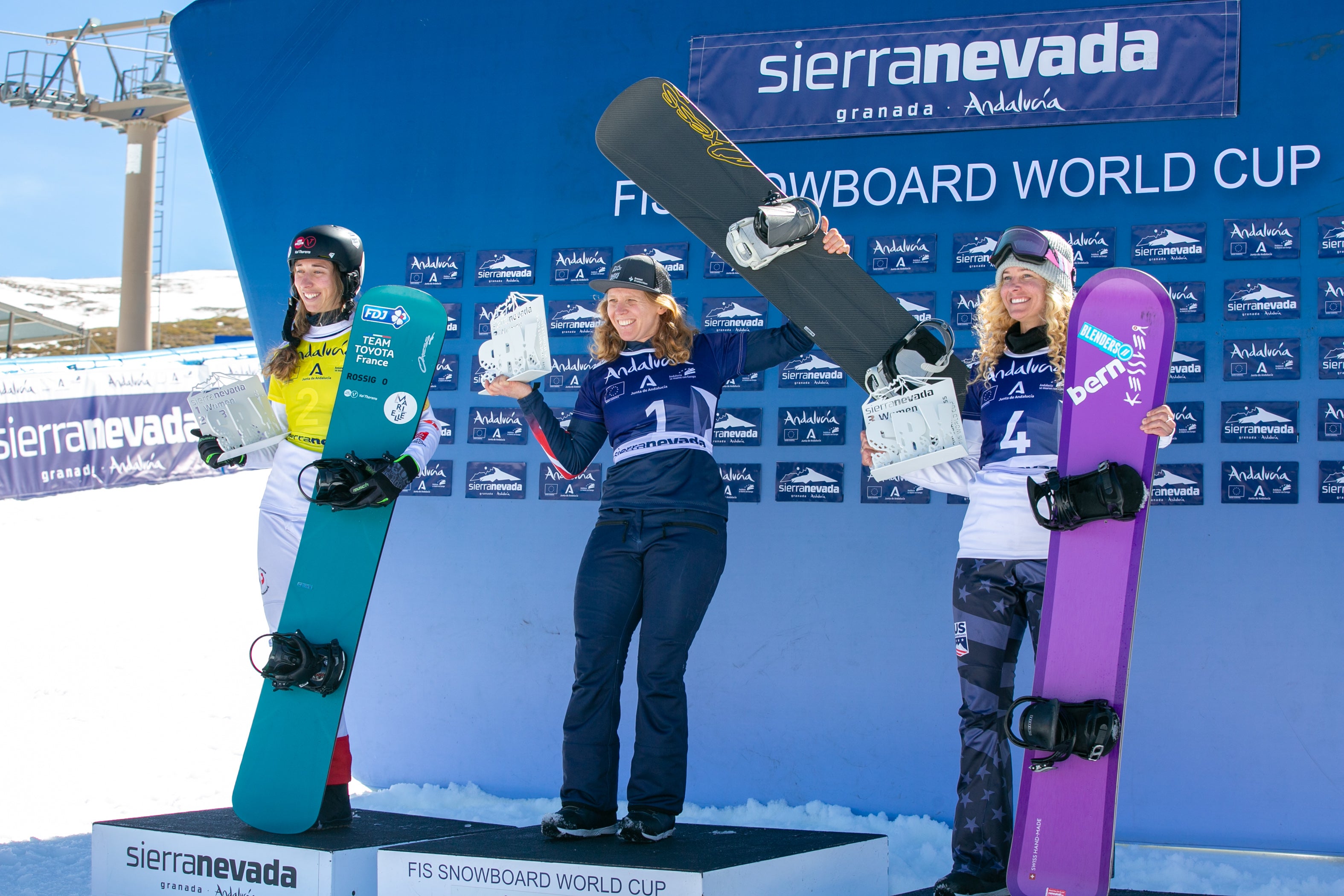 Ambientazo en Sierra Nevada en la fiesta del snowboard