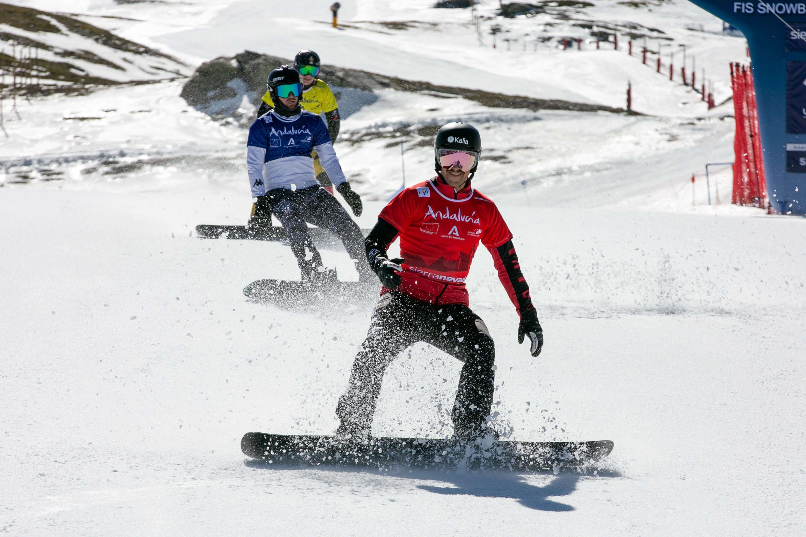 Ambientazo en Sierra Nevada en la fiesta del snowboard