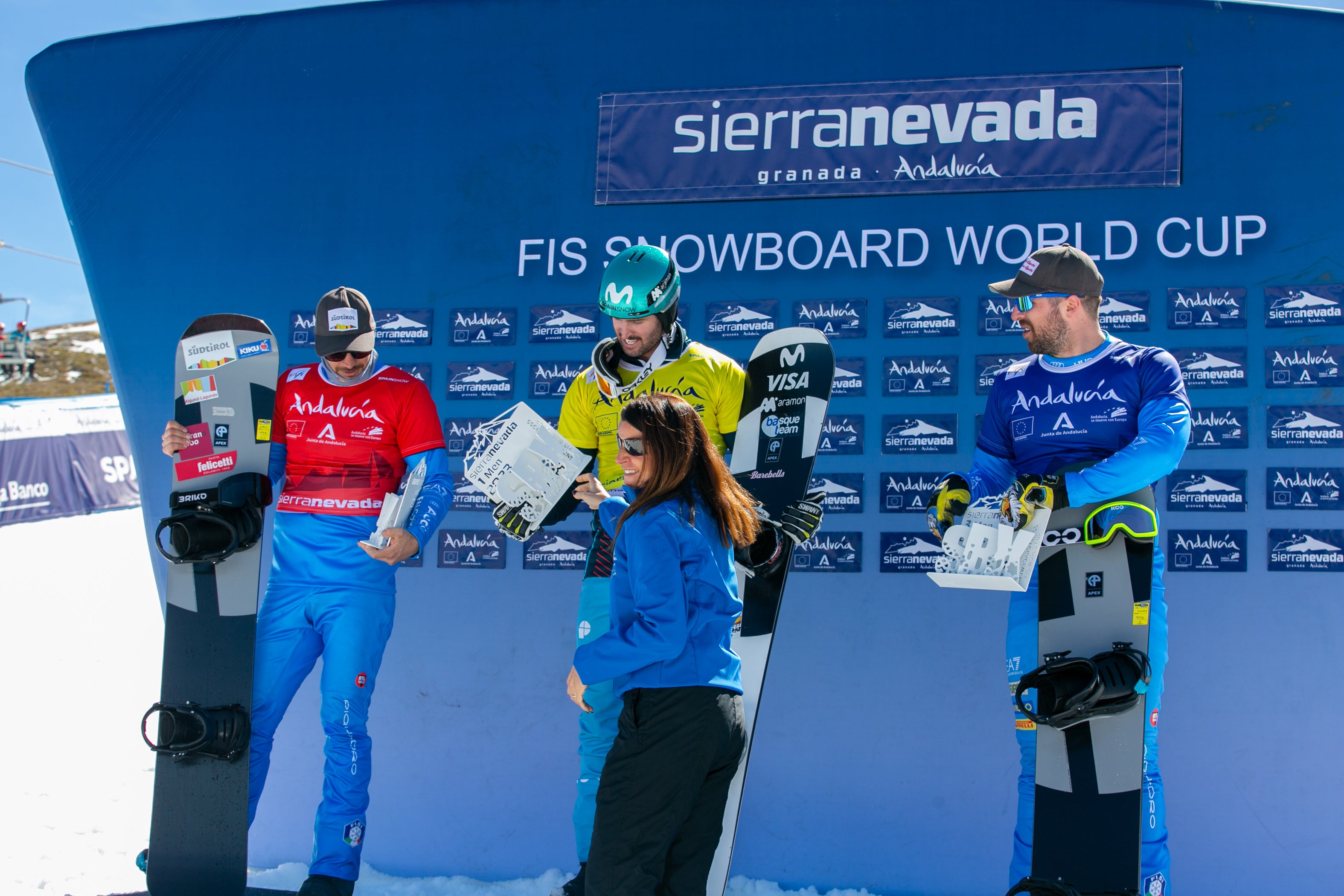 Ambientazo en Sierra Nevada en la fiesta del snowboard