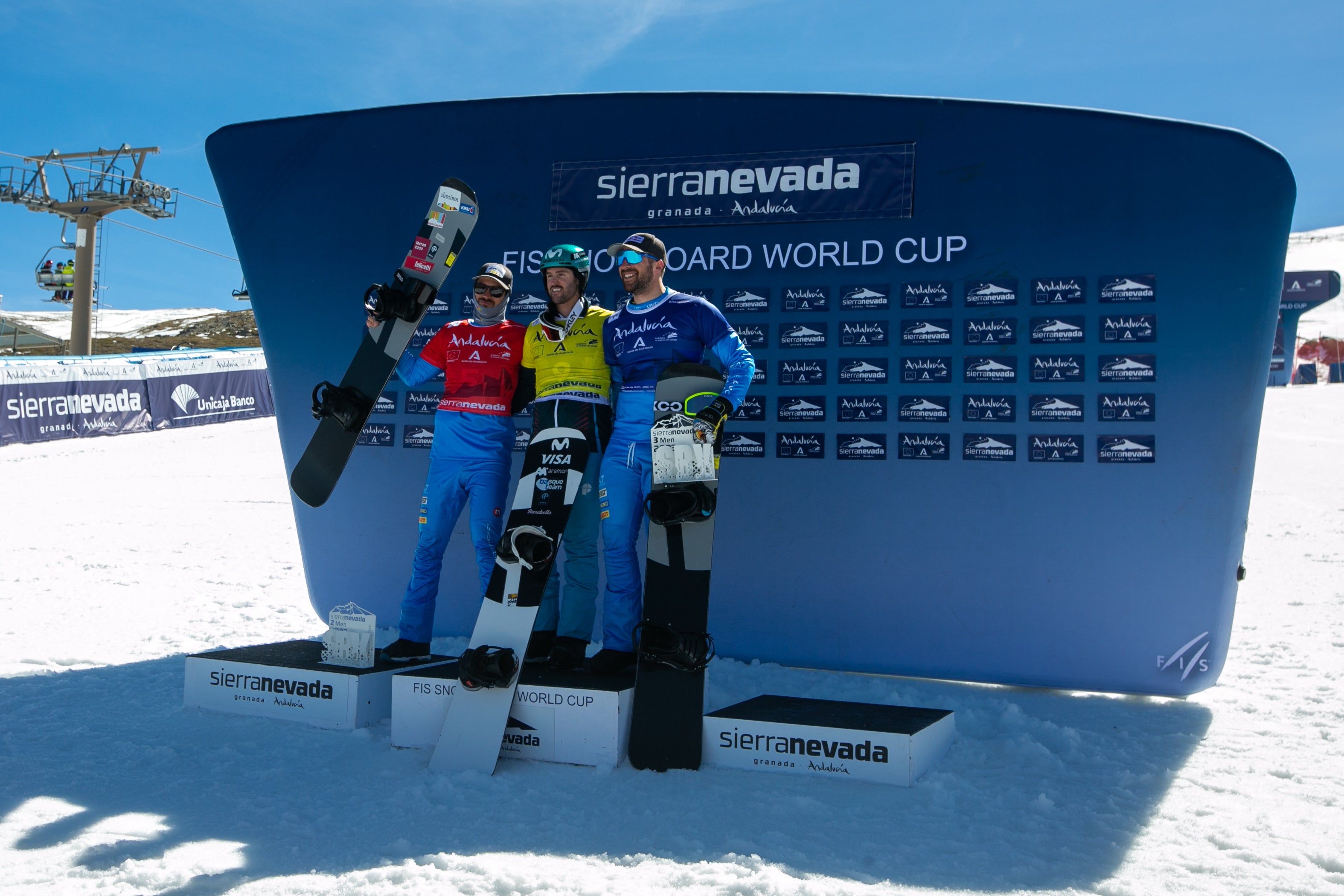 Ambientazo en Sierra Nevada en la fiesta del snowboard