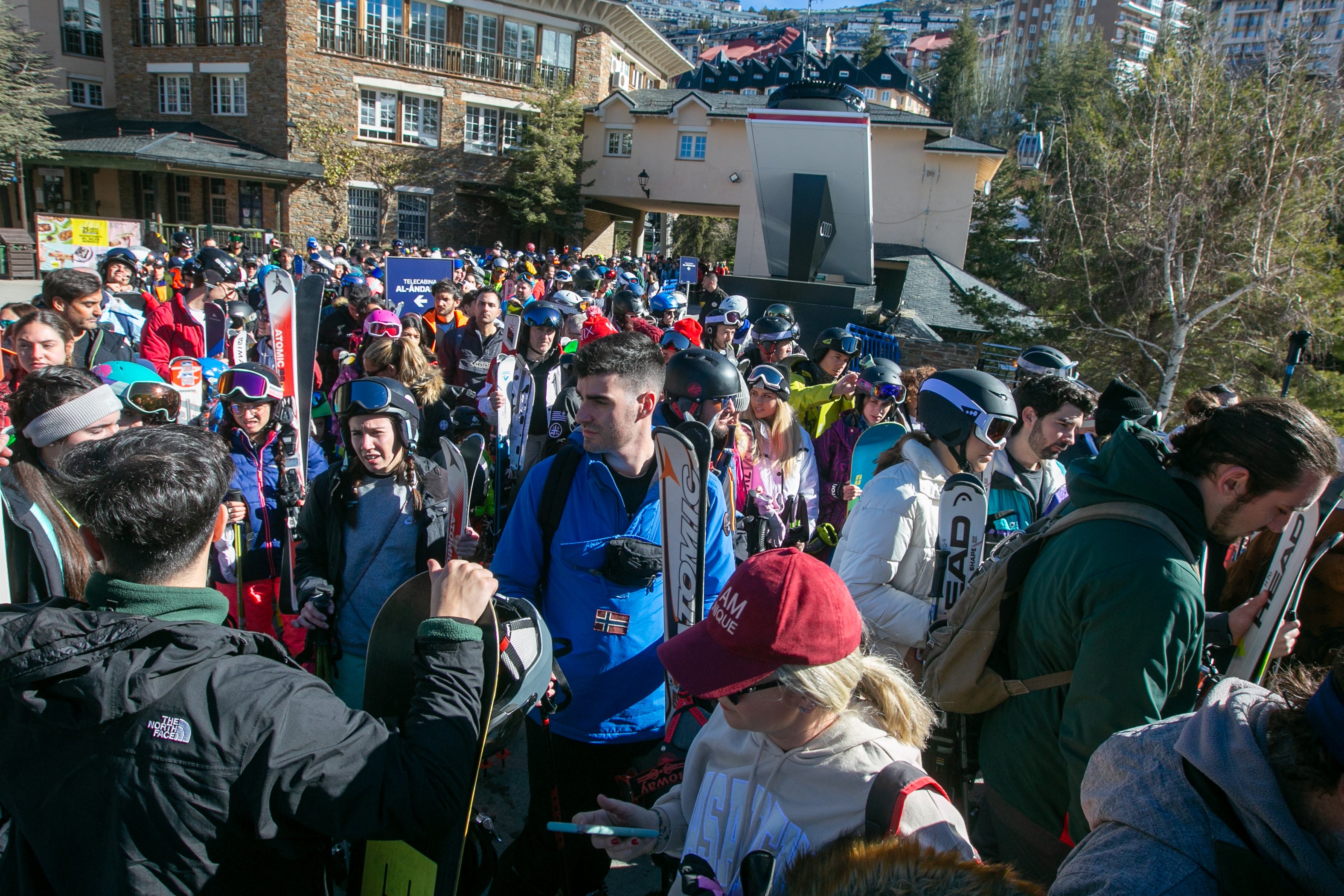 Ambientazo en Sierra Nevada en la fiesta del snowboard