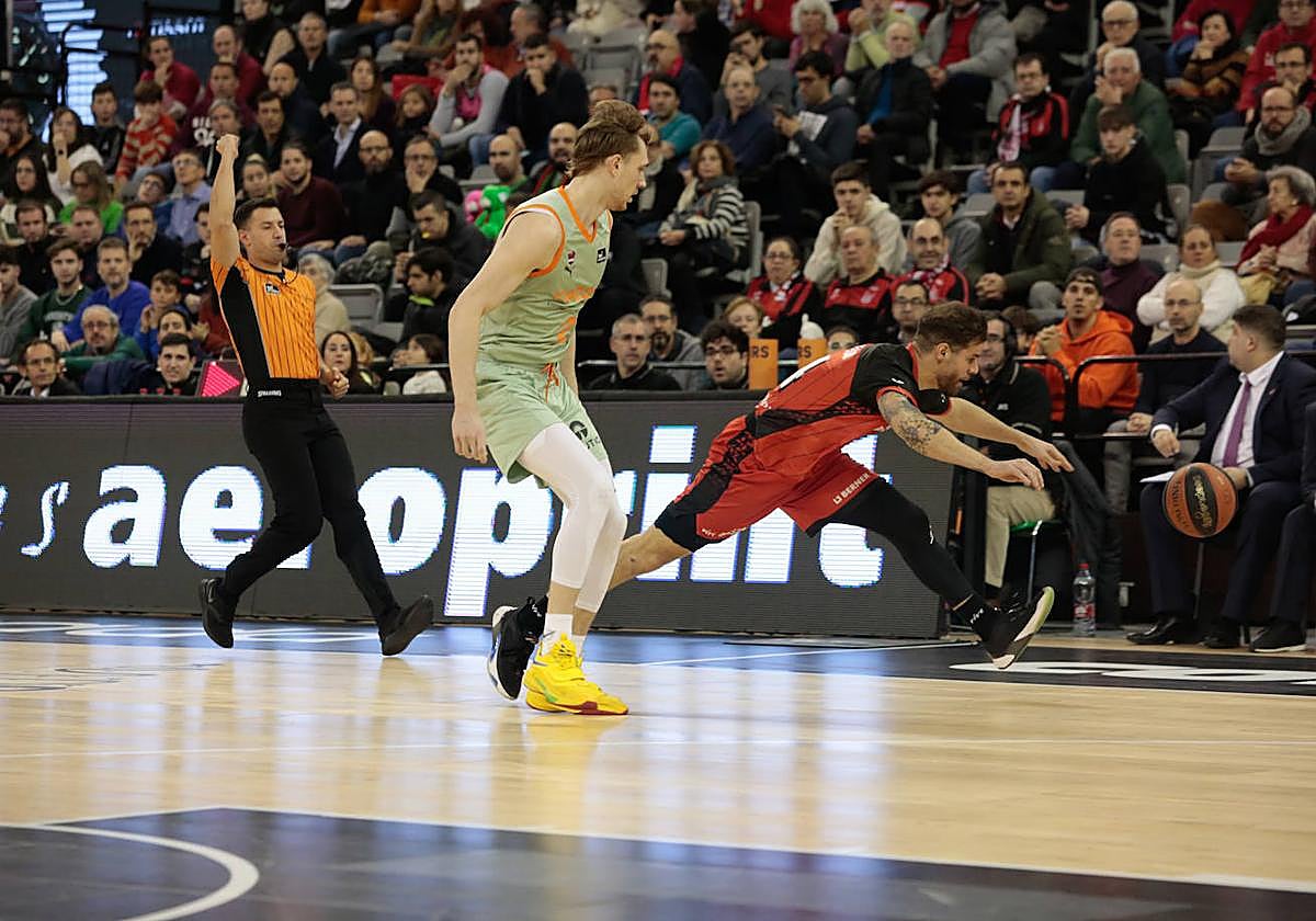 Christian Díaz lucha para que no se le escape el balón, como el Covirán pone empeño en no regalar posesiones al contrario.