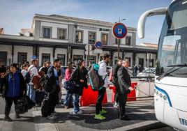 Fila de pasajeros que viajan a Almería y esperan tomar el autobús que les dejará en Iznalloz.