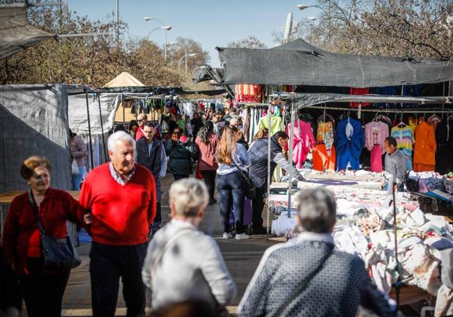 Muchos grandinos y granadinas visitan el mercadillo de la calle Torre de la Pólvora.