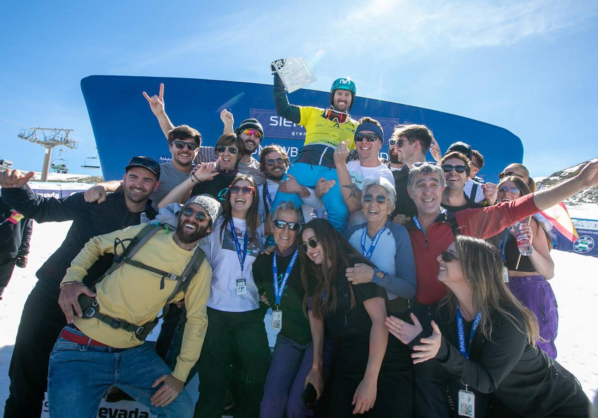 La familia y amigos de Lucas Eguibar celebra con el donostiarra su triunfo en Sierra Nevada.