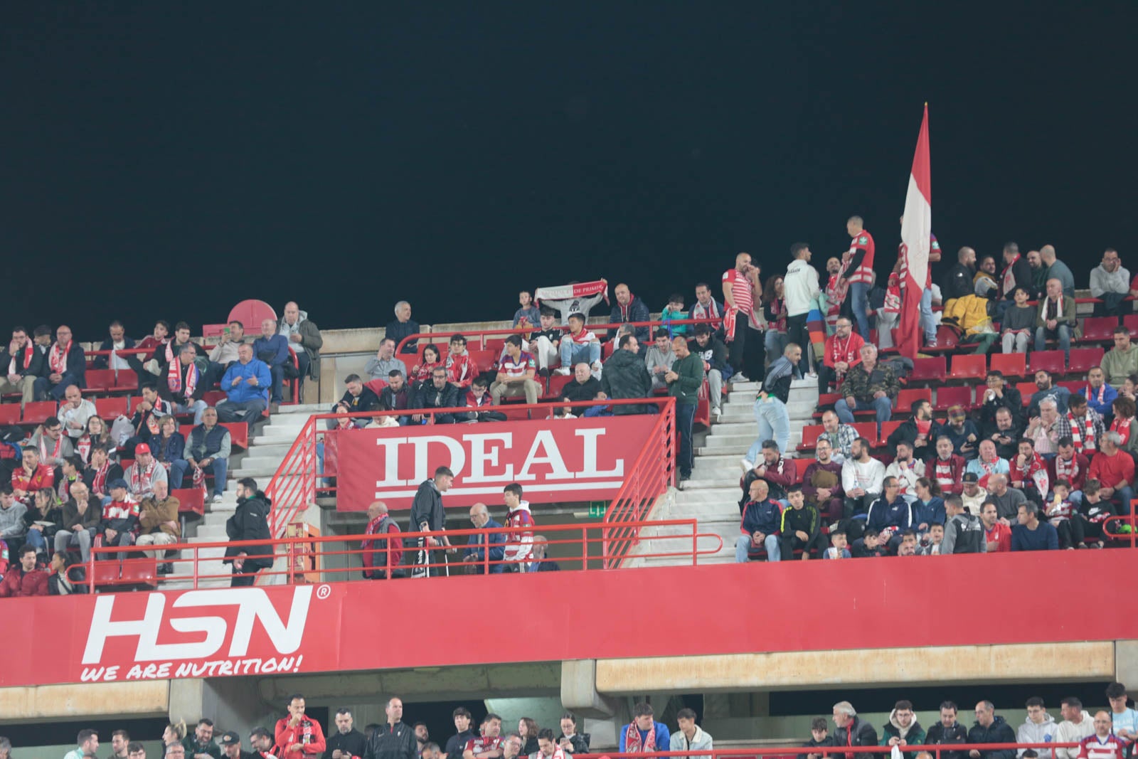 Encuéntrate en la grada en el Granada - Ponferradina