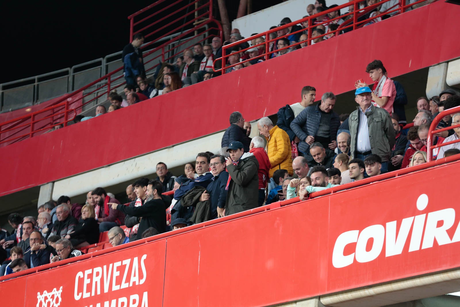 Encuéntrate en la grada en el Granada - Ponferradina
